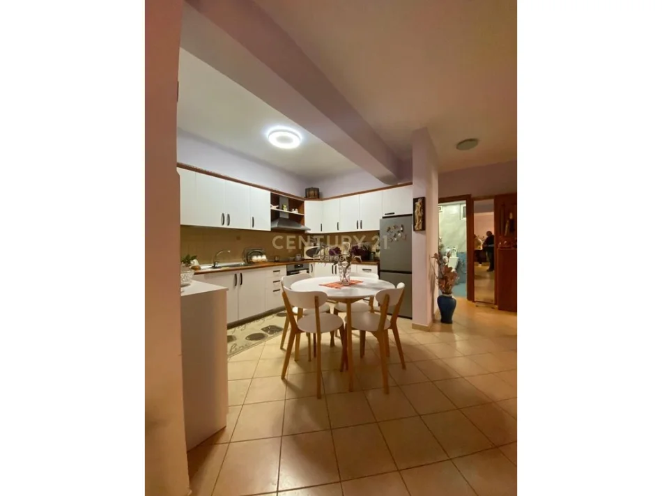Tirane, jepet me qera apartament 2+1 Kati 4, 106 m² 750 € (rruga e Kavajes)