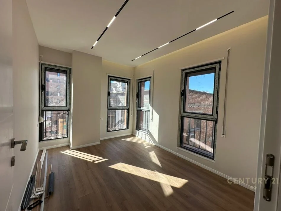 Tirane, shitet apartament 2+1 Kati 3, 86 m² 210.000 € (Shkolla e Kuqe)