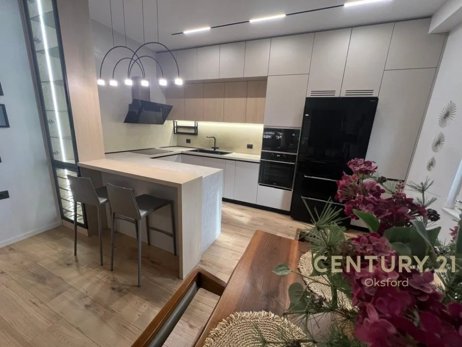 Tirane, jepet me qera apartament 2+1 Kati 6, 110 m² 1.600 € (Blloku)