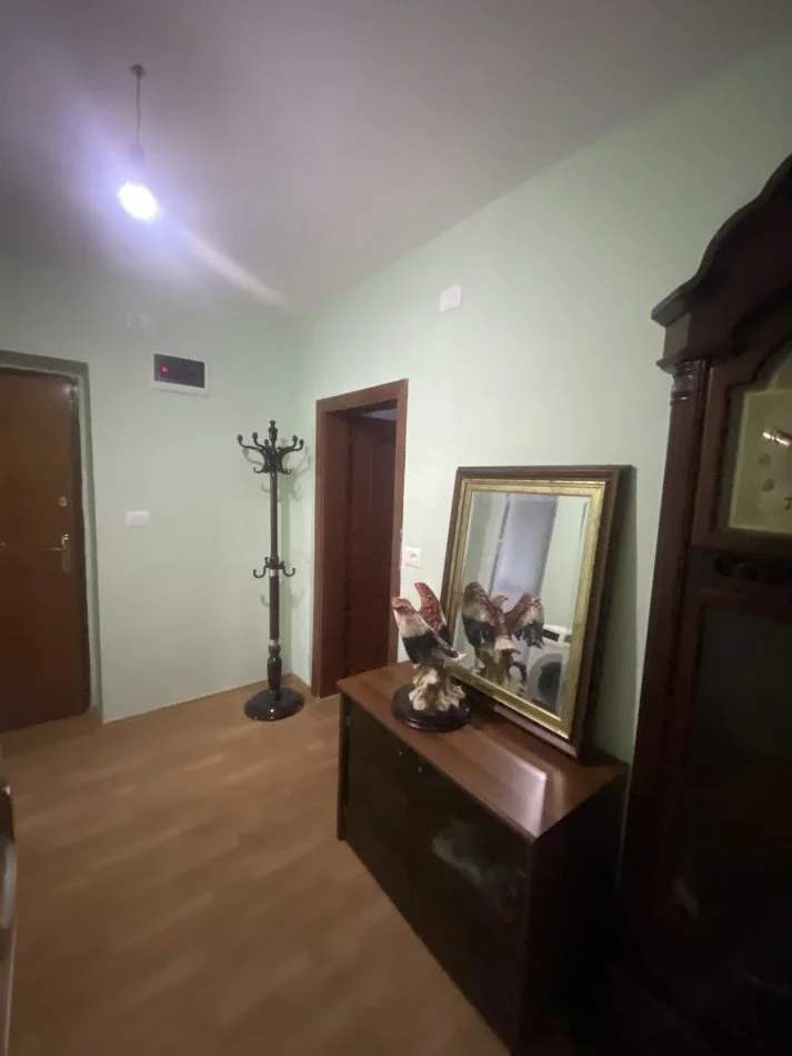 Tirane, jepet me qera apartament 2+1+Ballkon Kati 1, 80 m² 400 € (Maria logoreci)