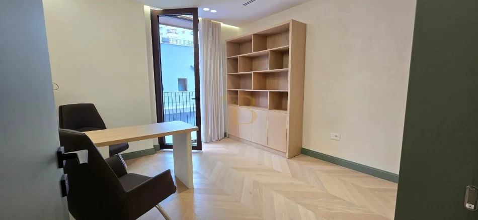 Tirane, jepet me qera ambjent biznesi Kati 1, 156 m² 2.700 € 