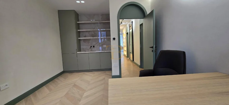 Tirane, jepet me qera ambjent biznesi Kati 1, 156 m² 2.700 € 