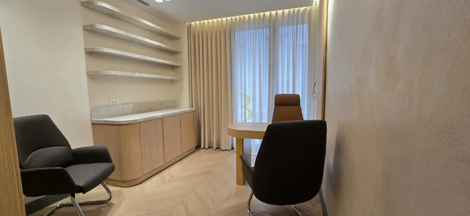 Tirane, jepet me qera ambjent biznesi Kati 1, 156 m² 2.700 € 