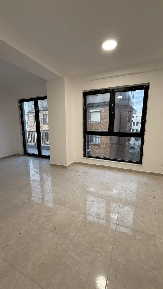 Tirane, jepet me qera ambjent biznesi Kati 3, 89 m² 800 € (tefta tashko)