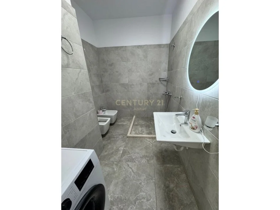 Tirane, jepet me qera apartament 1+1 Kati 7, 60 m² 550 € (Yzberisht)