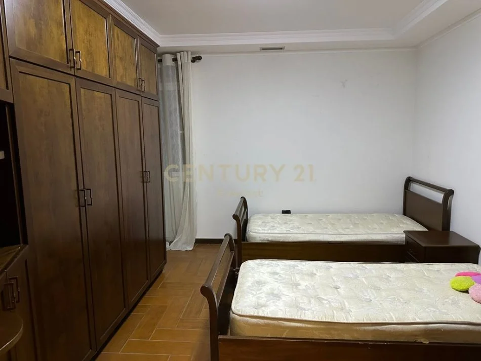 Tirane, jap me qera apartament 3+1 Kati 3, 146 m² 1.000 € 