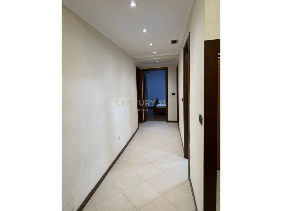 Tirane, jap me qera apartament 3+1 Kati 3, 146 m² 1.000 € 