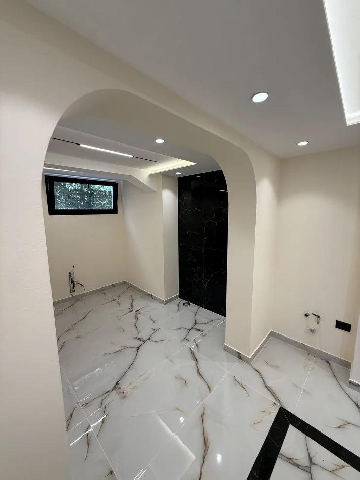 Tirane, jepet me qera ambjent biznesi Kati 0, 80 m² 1.000 € (Tek Ambasades Amerikane)