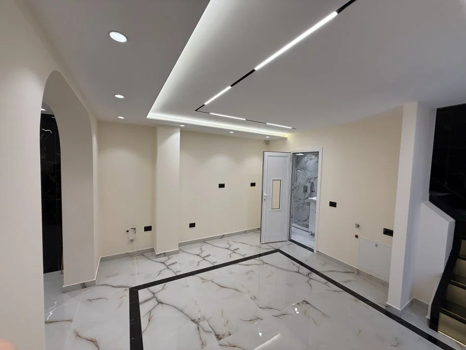 Tirane, jepet me qera ambjent biznesi Kati 0, 80 m² 1.000 € (Tek Ambasades Amerikane)