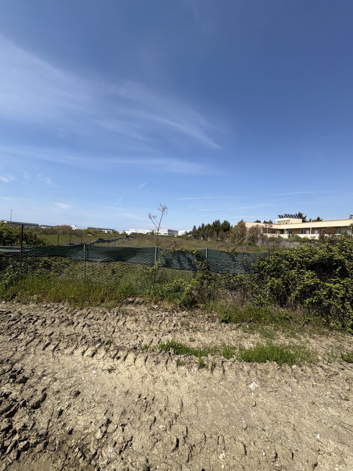 Durres, shitet toke , 8.801 m² (Mbikalimi i Fllakes)