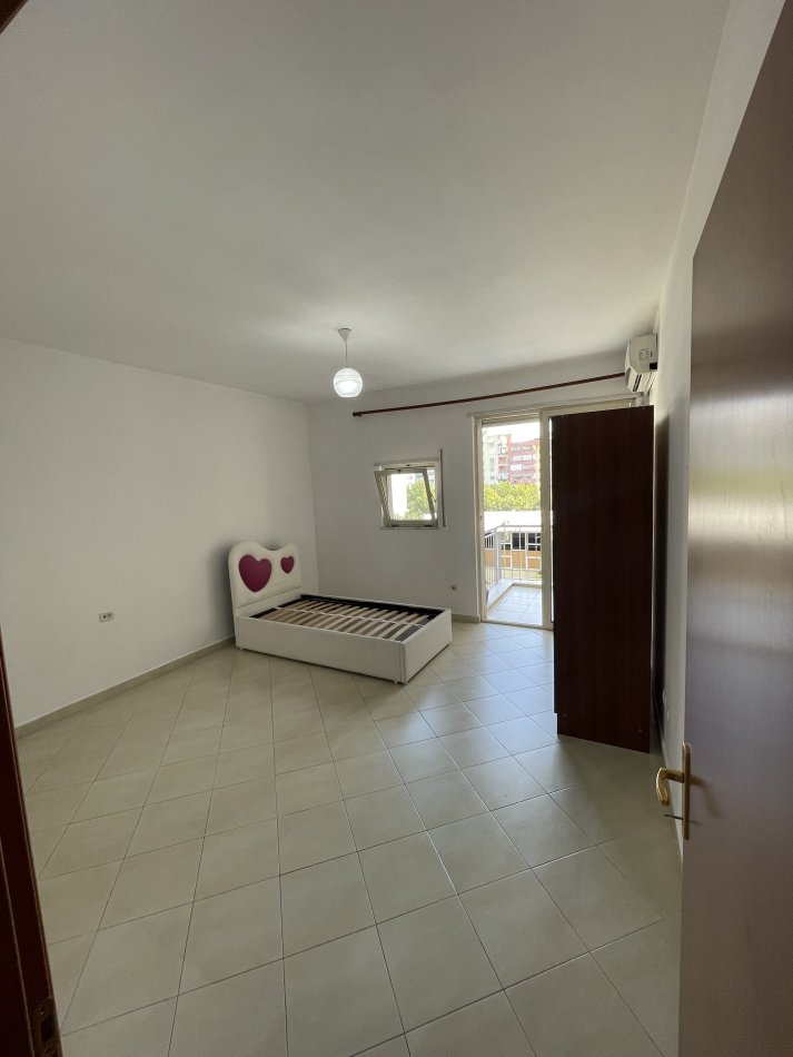 Tirane, jepet me qera apartament 1+1+Ballkon Kati 4, 74 m² 350 € (Don Bosko)