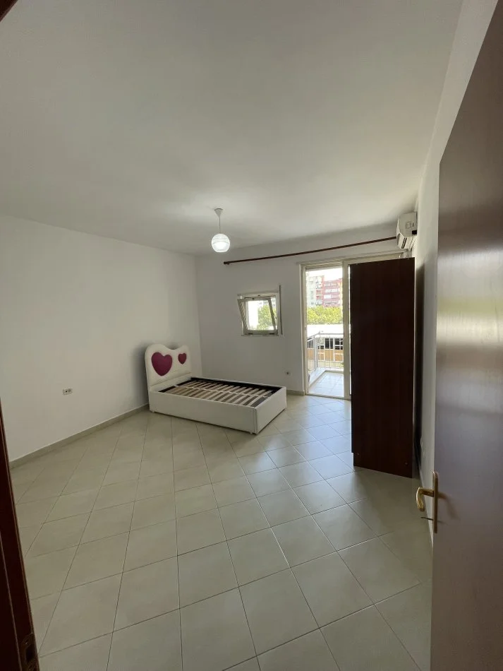 Tirane, jepet me qera apartament 1+1+Ballkon Kati 4, 74 m² 350 € (Don Bosko)