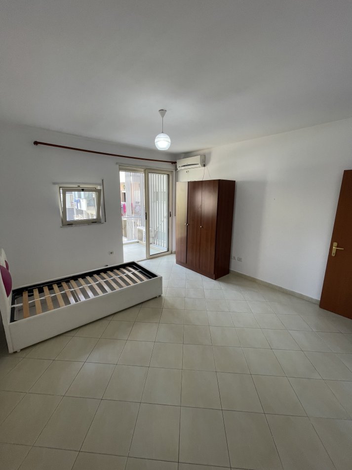 Tirane, jepet me qera apartament 1+1+Ballkon Kati 4, 74 m² 350 € (Don Bosko)