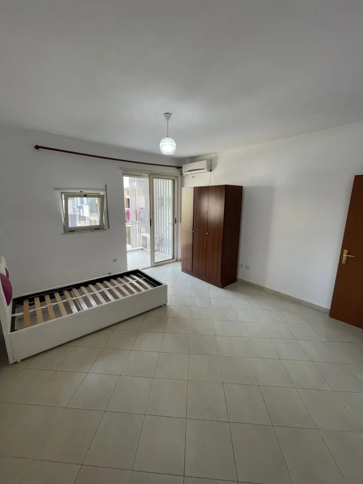 Tirane, jepet me qera apartament 1+1+Ballkon Kati 4, 74 m² 350 € (Don Bosko)