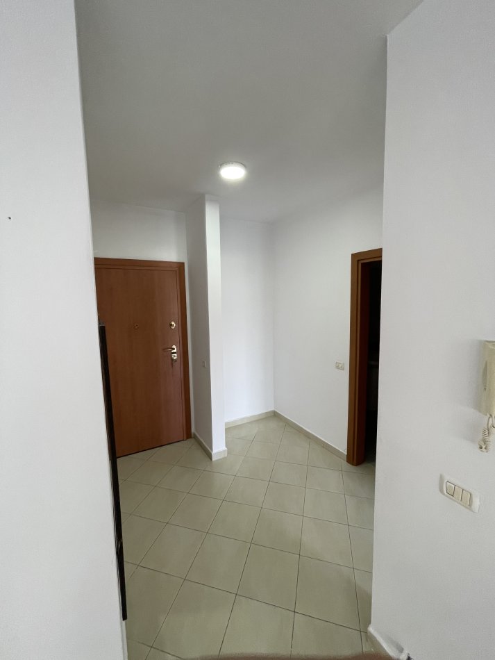 Tirane, jepet me qera apartament 1+1+Ballkon Kati 4, 74 m² 350 € (Don Bosko)
