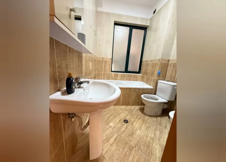 Tirane, jepet me qera apartament 1+1+Ballkon Kati 8, 65 m² 500 € (Rr Dibres, Prane Farmacia 10)