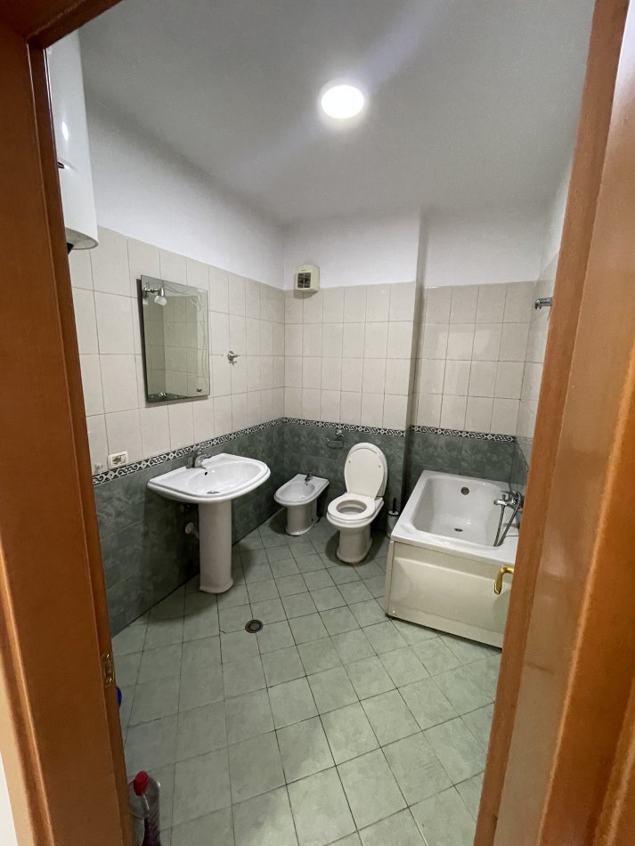 Tirane, jepet me qera apartament 1+1+Ballkon Kati 4, 74 m² 350 € (Don Bosko)