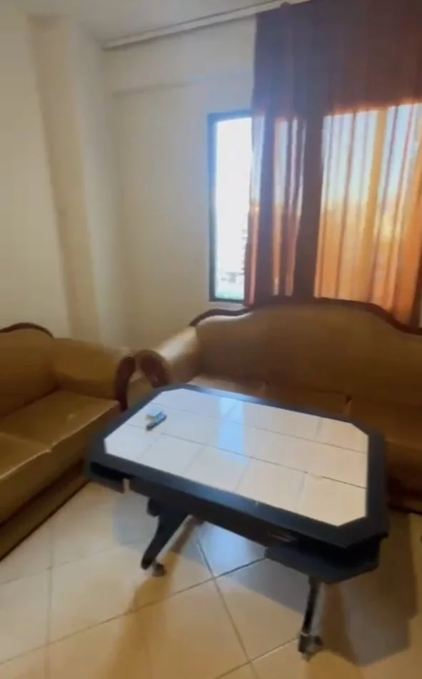 Tirane, jepet me qera apartament 2+1+Ballkon Kati 4, 90 m² 350 € (Yzberisht te Nela 6)