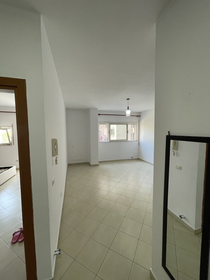Tirane, jepet me qera apartament 1+1+Ballkon Kati 4, 74 m² 350 € (Don Bosko)
