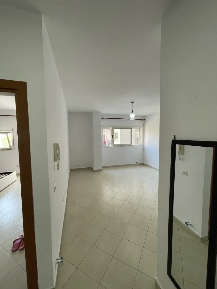 Tirane, jepet me qera apartament 1+1+Ballkon Kati 4, 74 m² 350 € (Don Bosko)