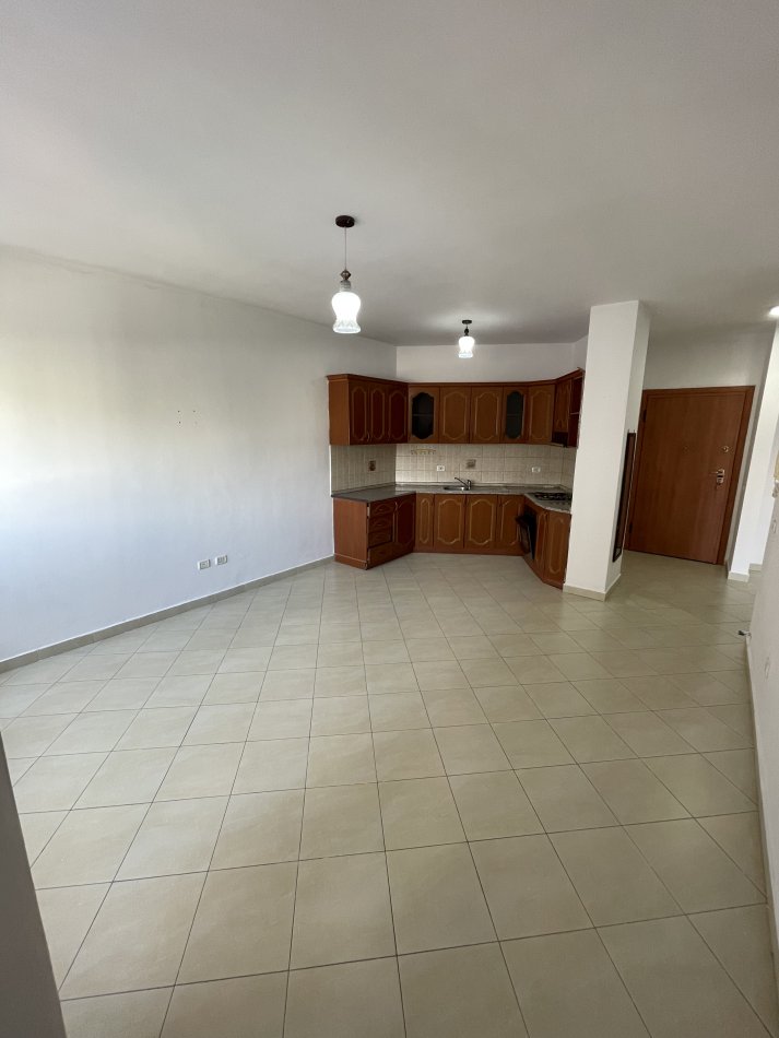 Tirane, jepet me qera apartament 1+1+Ballkon Kati 4, 74 m² 350 € (Don Bosko)
