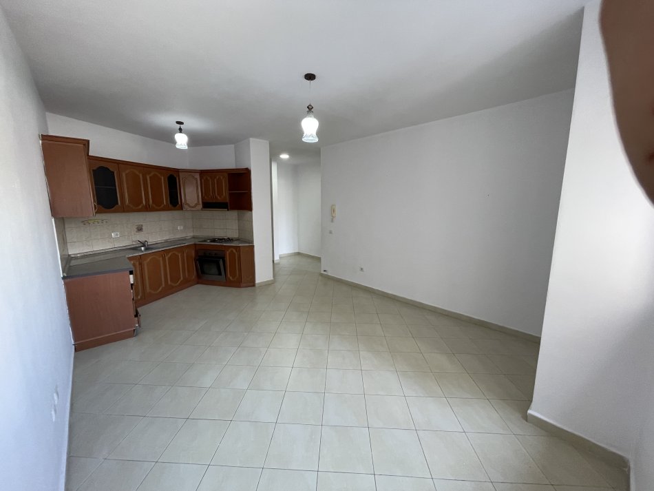 Tirane, jepet me qera apartament 1+1+Ballkon Kati 4, 74 m² 350 € (Don Bosko)