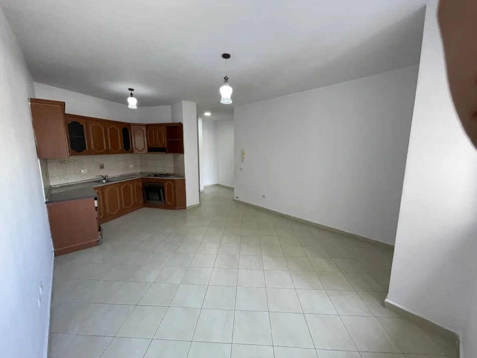 Tirane, jepet me qera apartament 1+1+Ballkon Kati 4, 74 m² 350 € (Don Bosko)