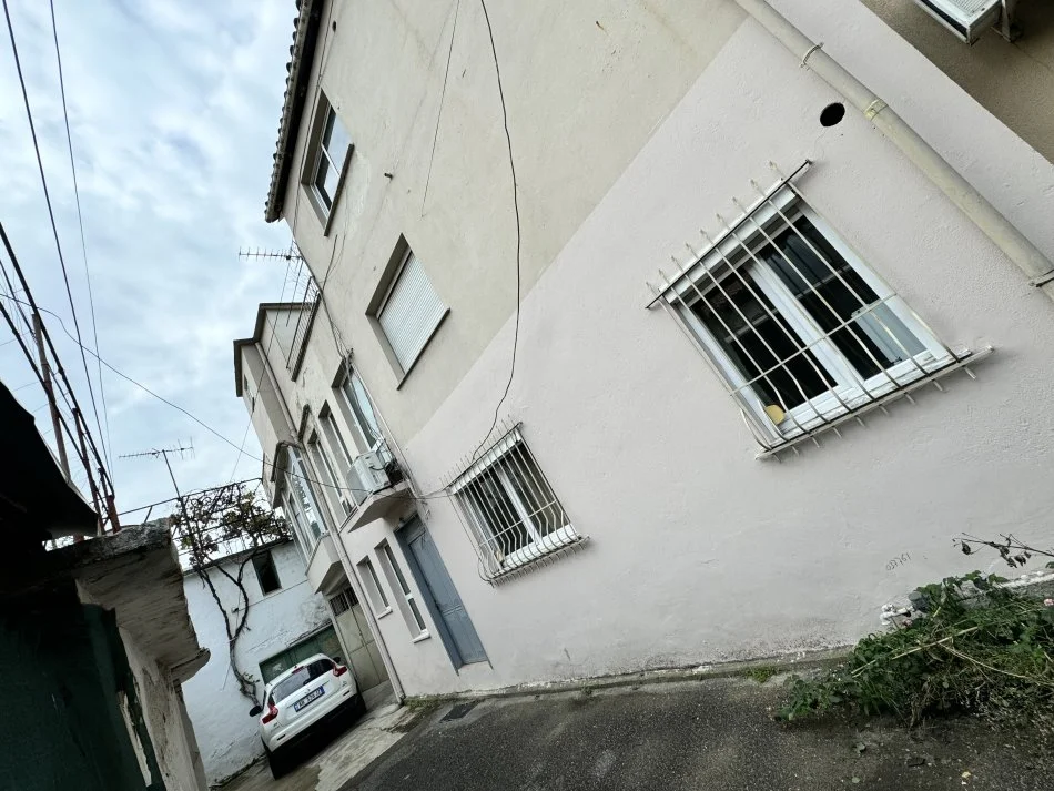 Tirane, jepet me qera Vile 3+1+Aneks+Ballkon Kati 3, 200 m² 750 € (brryli)