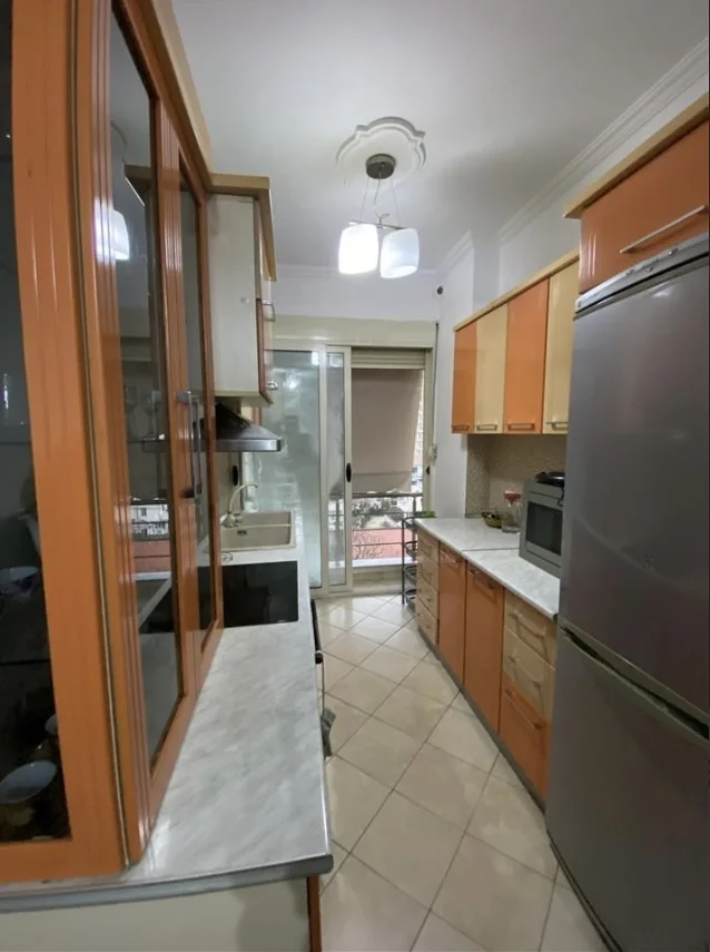 Tirane, jepet me qera apartament 2+1 Kati 4, 105 m² 450 € (Rruga Krist Maloki)