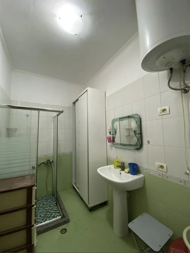Tirane, jepet me qera apartament 2+1 Kati 4, 105 m² 450 € (Rruga Krist Maloki)