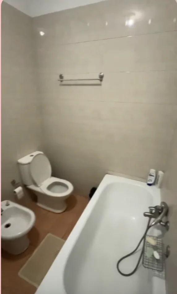 Tirane, jepet me qera apartament 1+1+Aneks+Ballkon Kati 3, 75 m² 480 € (Rruga Frosina Plaku)