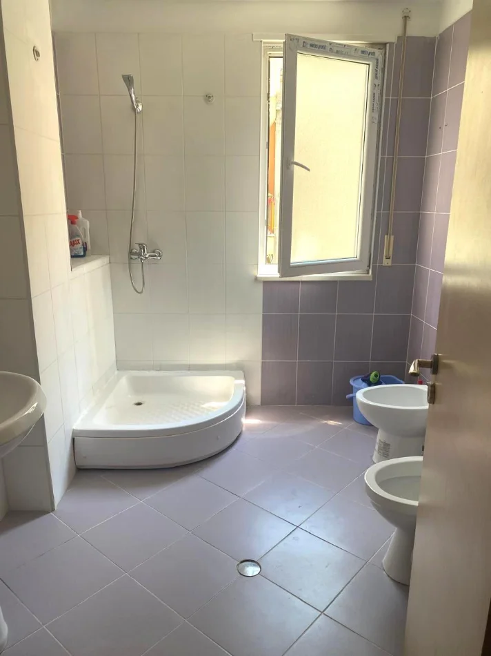 Tirane, jepet me qera apartament 2+1 Kati 4, 85 m² 550 € (Rruga Bill Klinton te Mbikalimi i Kristal Center)