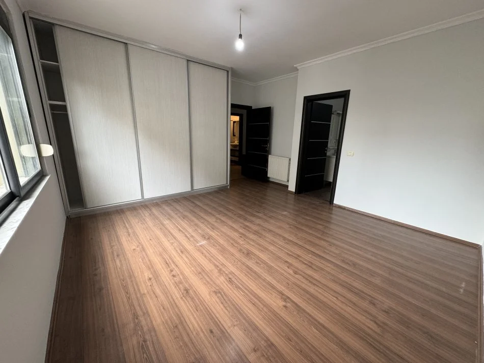 Tirane, jepet me qera apartament 3+1+Ballkon Kati 5, 124 m² 450 € (Milto Sotir Gura)