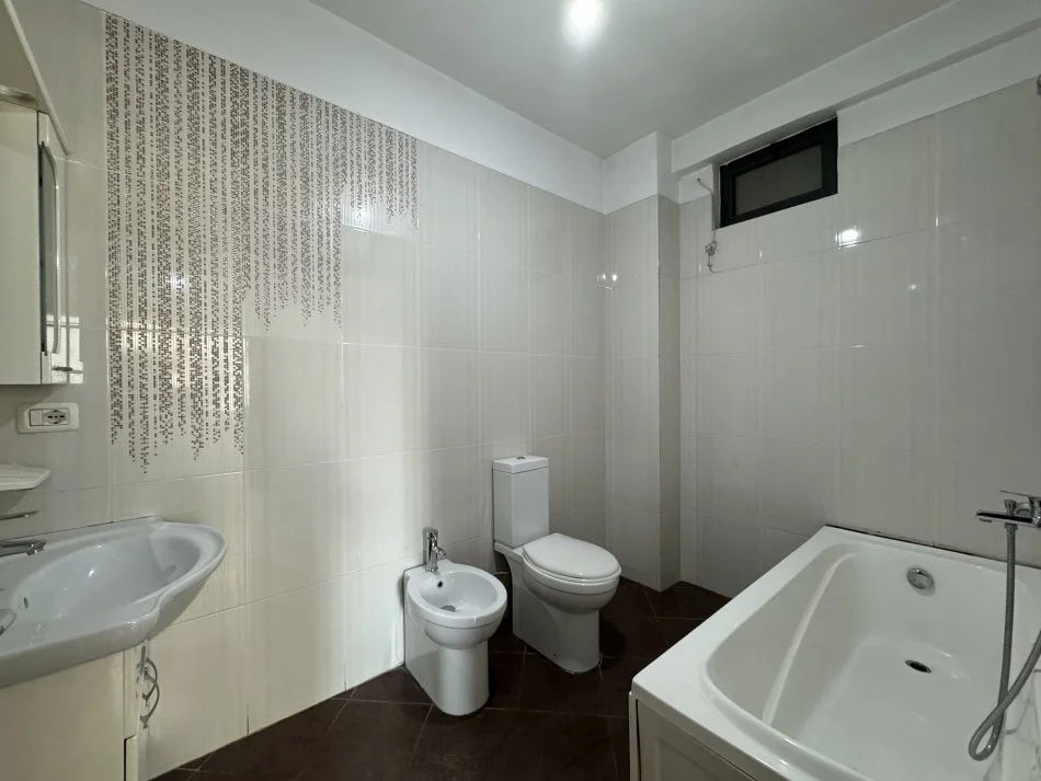 Tirane, jepet me qera apartament 3+1+Ballkon Kati 5, 124 m² 450 € (Milto Sotir Gura)