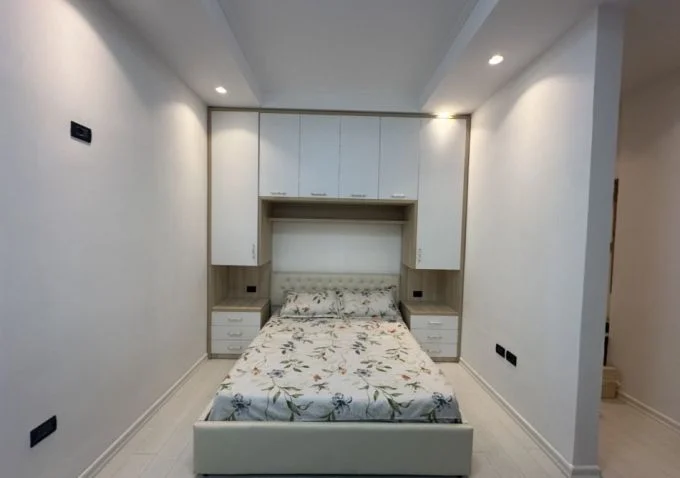 Tirane, jepet me qera apartament 1+1 Kati -1, 42 m² 300 € (Tek FRESKU,Tek Maxi Caffe)