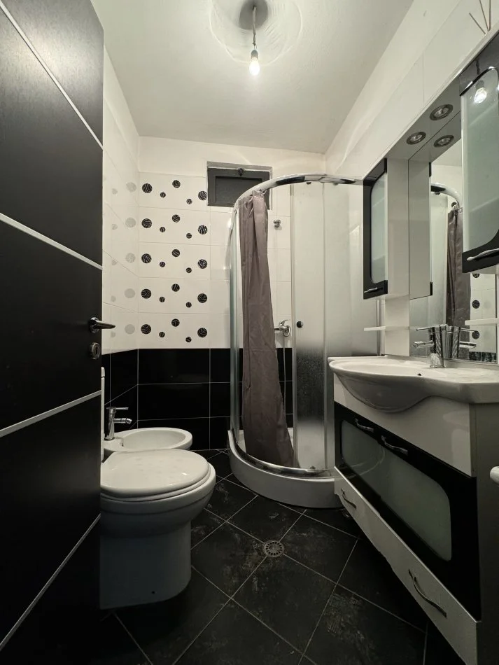 Tirane, jepet me qera apartament 3+1+Ballkon Kati 5, 124 m² 450 € (Milto Sotir Gura)