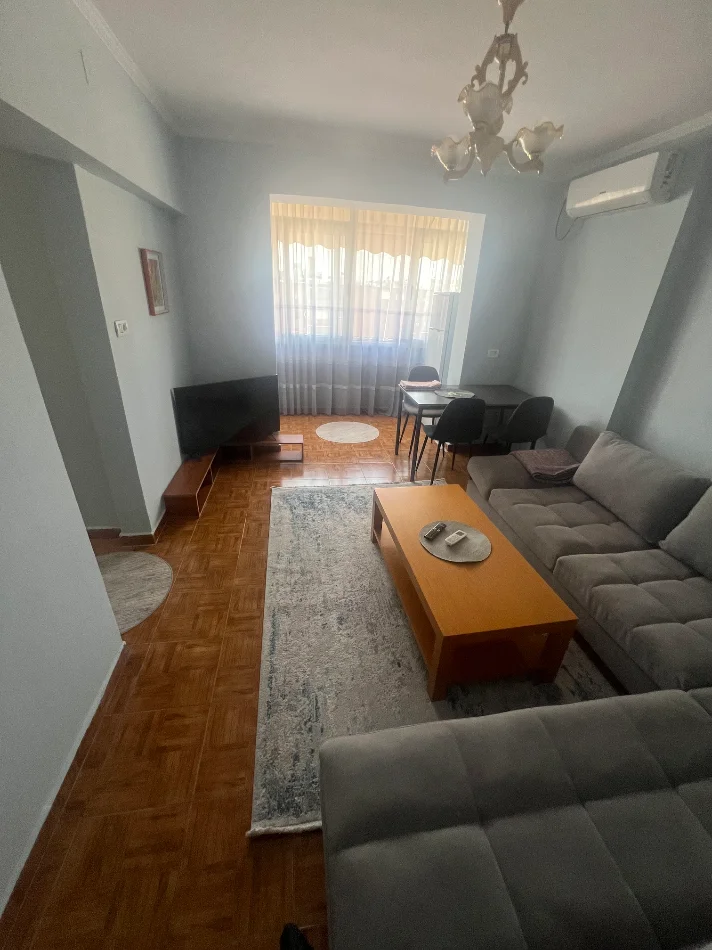 Tirane, jap me qera apartament 1+1 , 58 m² 40,000 Lek (Rruga Kadri Roshi)