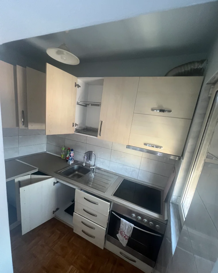 Tirane, jap me qera apartament 1+1 , 58 m² 40,000 Lek (Rruga Kadri Roshi)