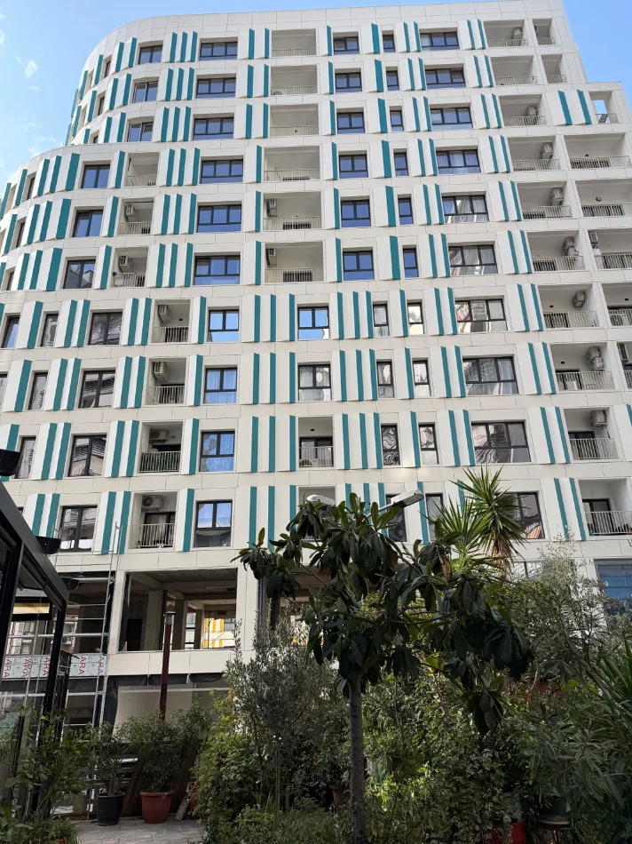 Tirane, jepet me qera apartament 1+1+Ballkon Kati 8, 80 m² 650 € (Apartament 1+1+Parking Per Qera Zogu I Zi Plotesisht I Mobiluar)