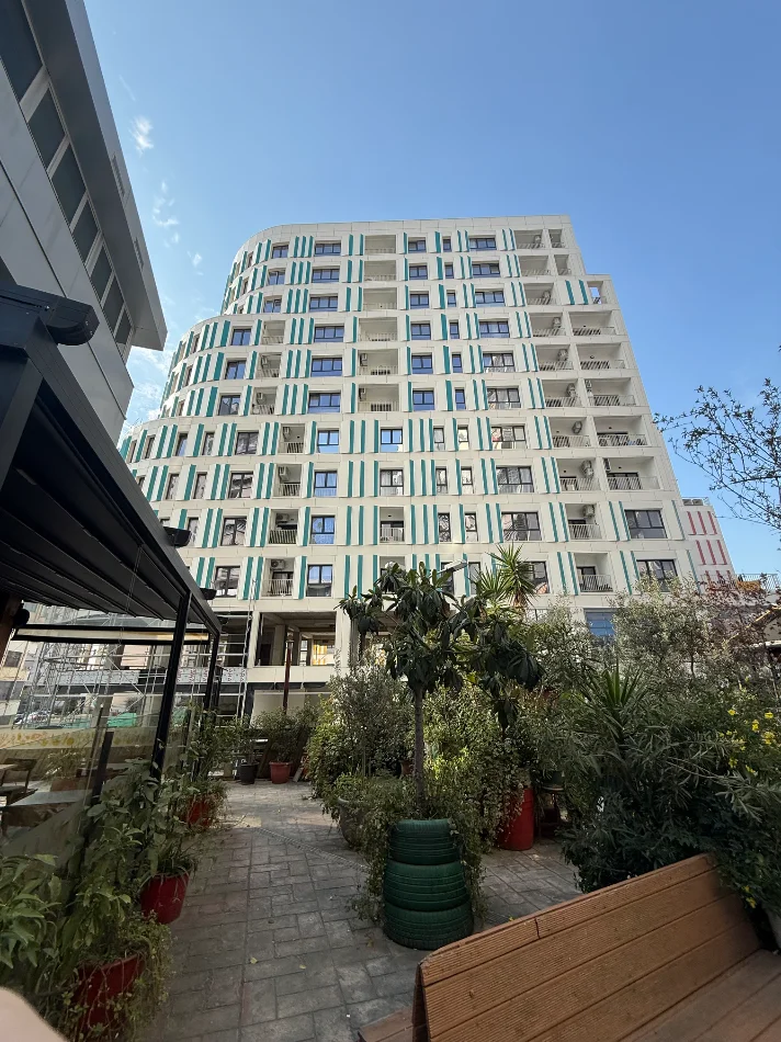 Tirane, jepet me qera apartament 1+1+Ballkon Kati 8, 80 m² 650 € (Apartament 1+1+Parking Per Qera Zogu I Zi Plotesisht I Mobiluar)