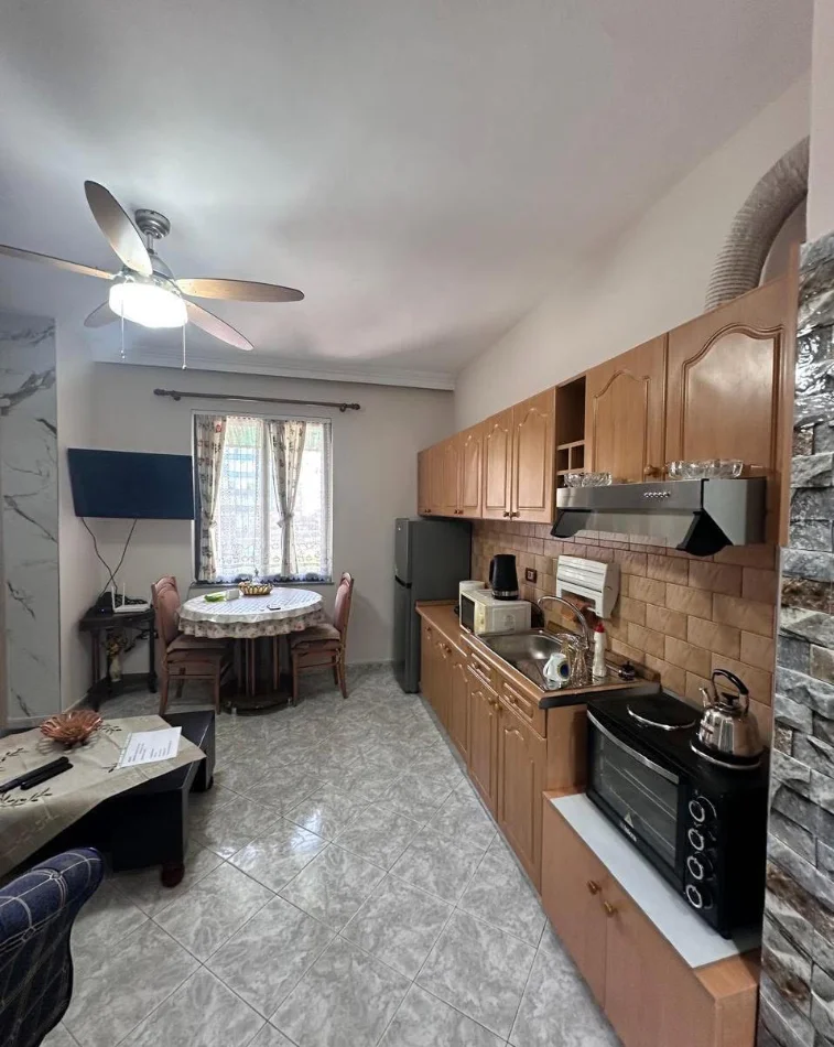 Tirane, jepet me qera apartament 1+1 Kati 6, (Rruga Muhamet Gjollesha, prane Universitetit te Sporteve)