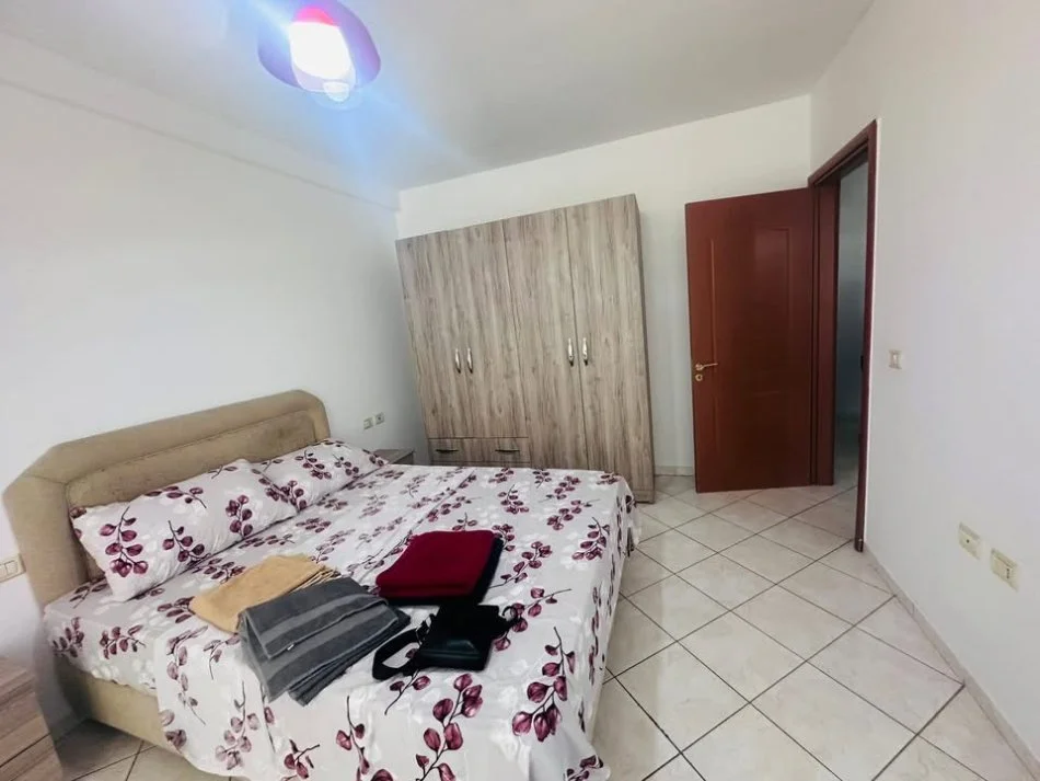 Tirane, jepet me qera apartament 1+1+Ballkon Kati 4, 67 m² 400 € (Laprake)
