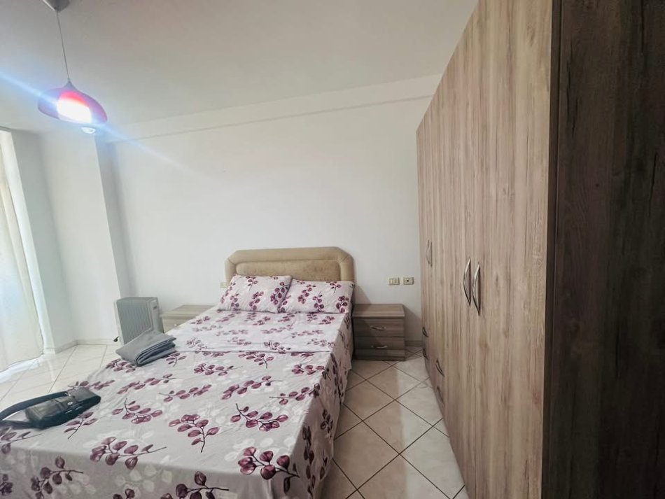 Tirane, jepet me qera apartament 1+1+Ballkon Kati 4, 67 m² 400 € (Laprake)