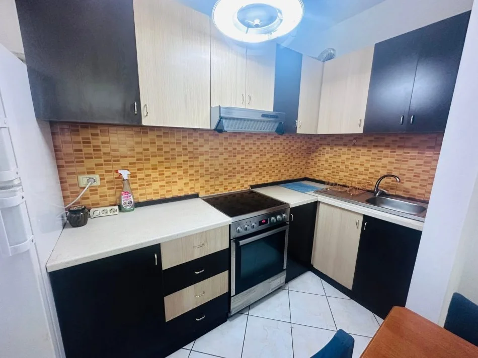 Tirane, jepet me qera apartament 1+1+Ballkon Kati 4, 67 m² 400 € (Laprake)