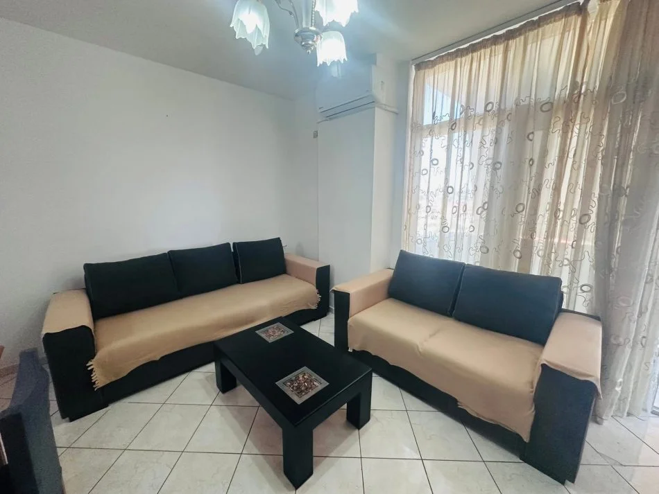Tirane, jepet me qera apartament 1+1+Ballkon Kati 4, 67 m² 400 € (Laprake)