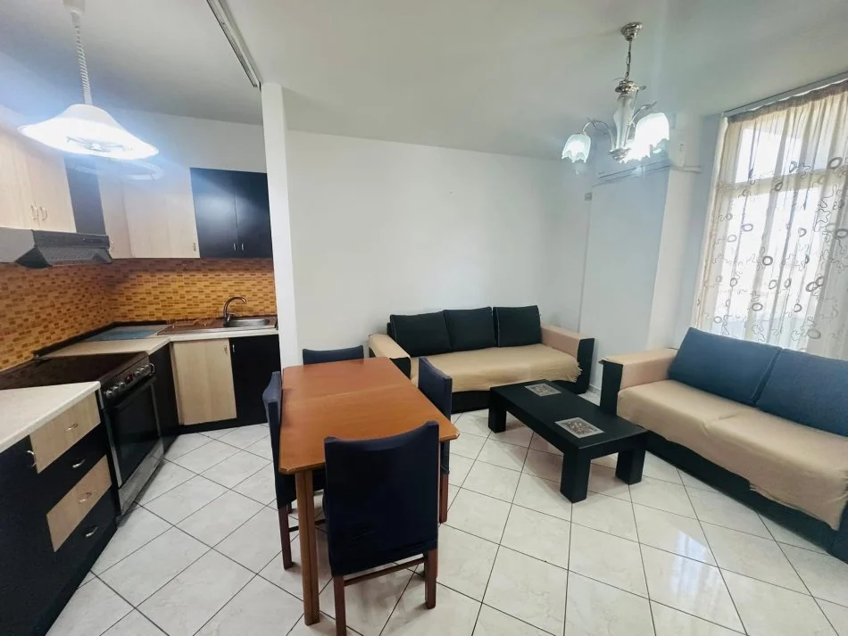 Tirane, jepet me qera apartament 1+1+Ballkon Kati 4, 67 m² 400 € (Laprake)