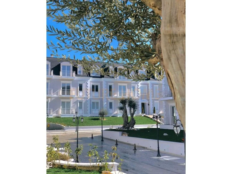 Tirane, jepet me qera apartament 2+1+Ballkon Kati 3, 140 m² 1.500 € (Joy Residence)