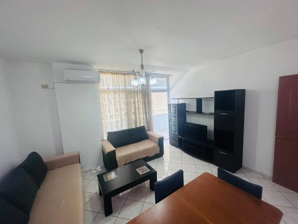 Tirane, jepet me qera apartament 1+1+Ballkon Kati 4, 67 m² 400 € (Laprake)