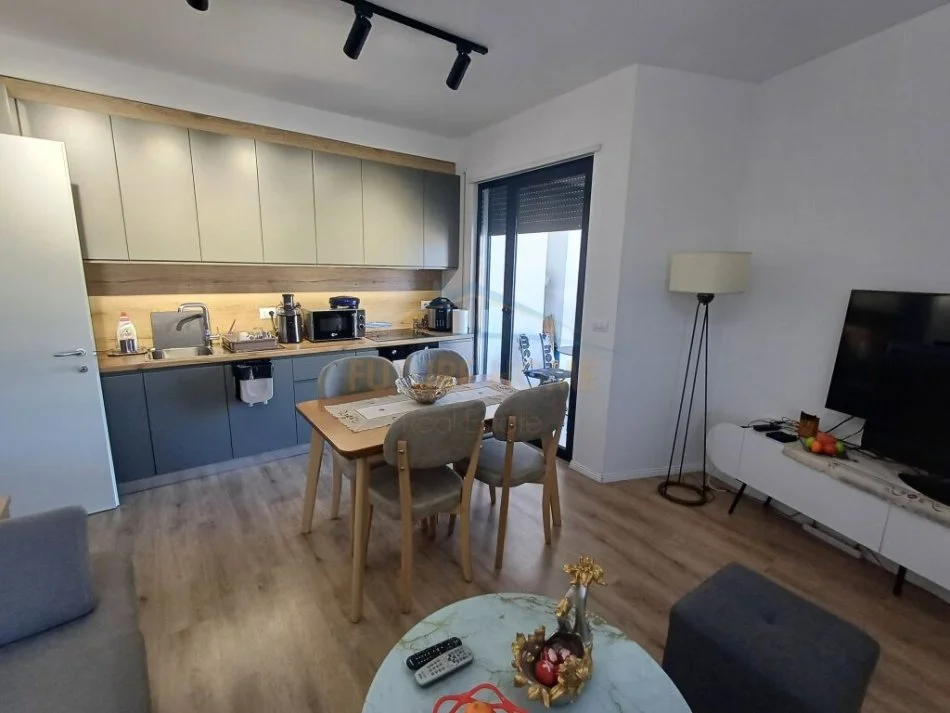 Tirane, shitet apartament 2+1+Ballkon Kati 8, 92 m² 146.000 € (Ali Dem)