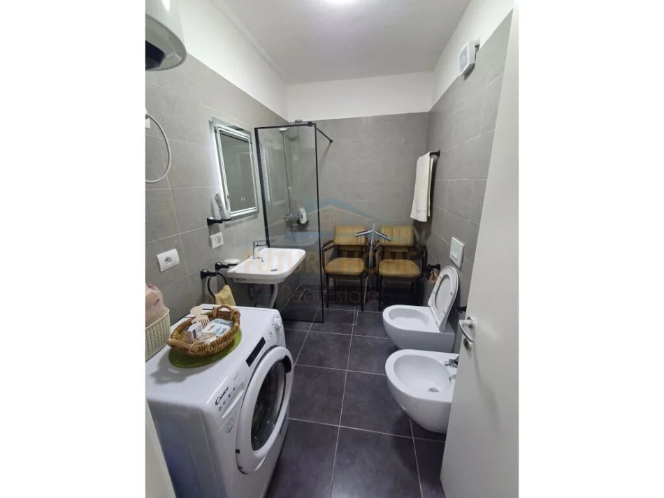 Tirane, shitet apartament 2+1+Ballkon Kati 8, 92 m² 146.000 € (Ali Dem)